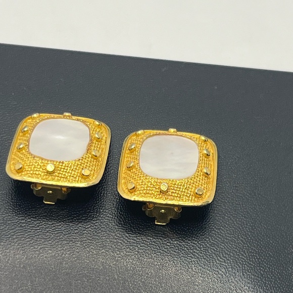 Rousseau signed vintage gold tone rectangle mother of pearl clip on earrings - Picture 4 of 13